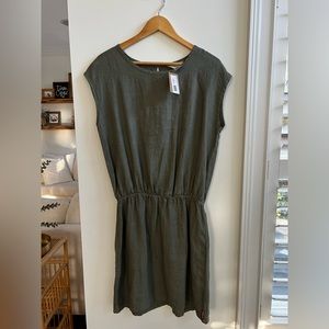 NWT Hard Tail linen dress. Green/gray color. Sized medium.